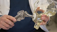 Российские ученые намерены выращивать суставы с помощью 3D-принтера Российские ученые намерены выращивать суставы с помощью 3D-принтера