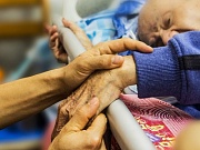 Болезнь Альцгеймера не всегда зарождается в мозге и может быть "заразной" Болезнь Альцгеймера не всегда зарождается в мозге и может быть "заразной"