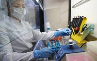 Создан первый в России прибор, синтезирующий тысячи фрагментов ДНК Создан первый в России прибор, синтезирующий тысячи фрагментов ДНК